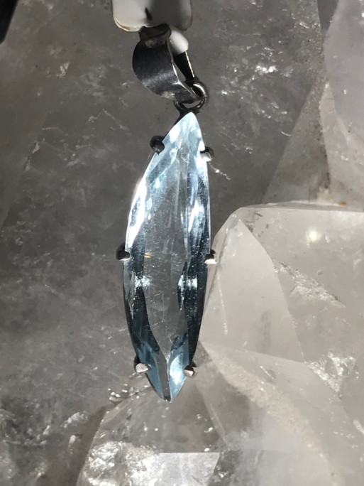 pendentif topaze bleue