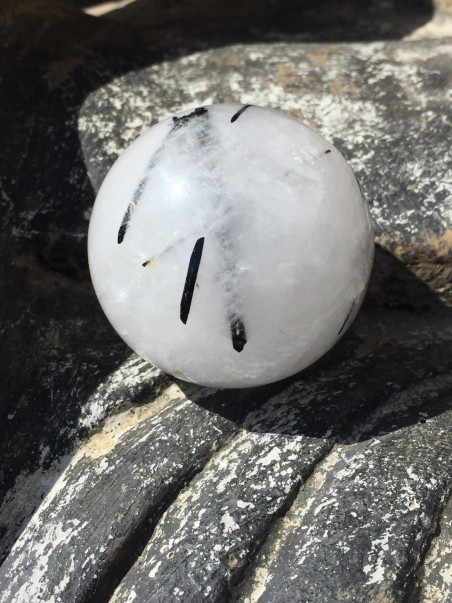 sphere cristal de roche tourmaline