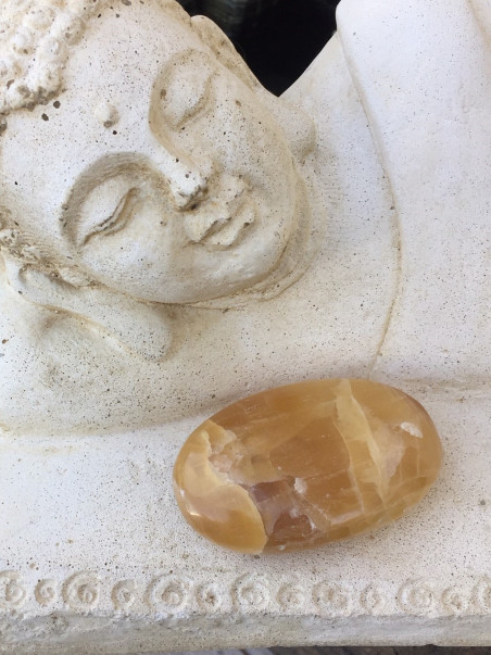 galet de calcite miel