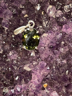 Boutique ésotérique Pierres des Elfes -Pendentif  Moldavite facetté